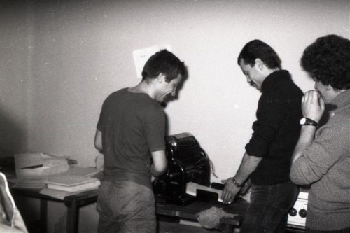 1980- drukarnia konspiracyjna KPN  przy ul.Kochanowskiego w Lublinie. Drukuj: A.Rux,A.Olszewski,J.Poche                                                                                                               