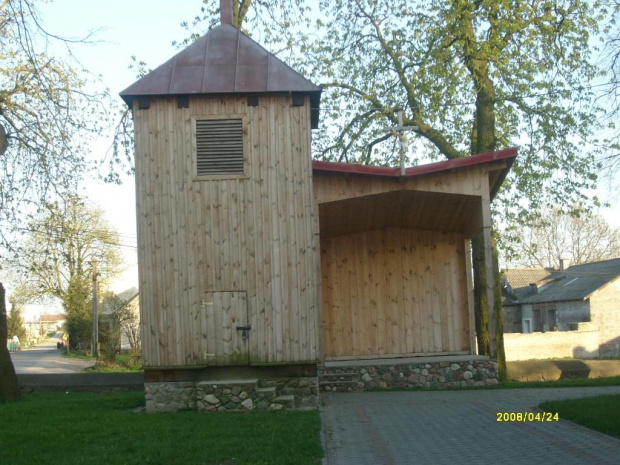 Dzwonnica z 1781 roku przy kościele w Dulsku. Kwiecień 2008