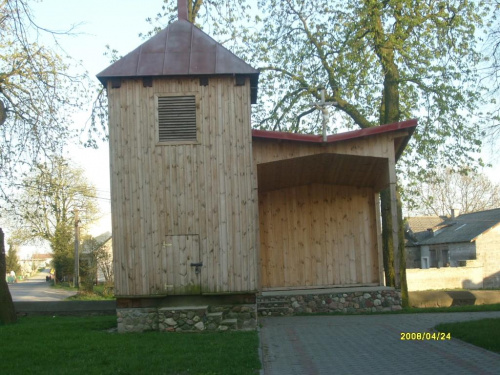 Dzwonnica z 1781 roku przy kościele w Dulsku. Kwiecień 2008