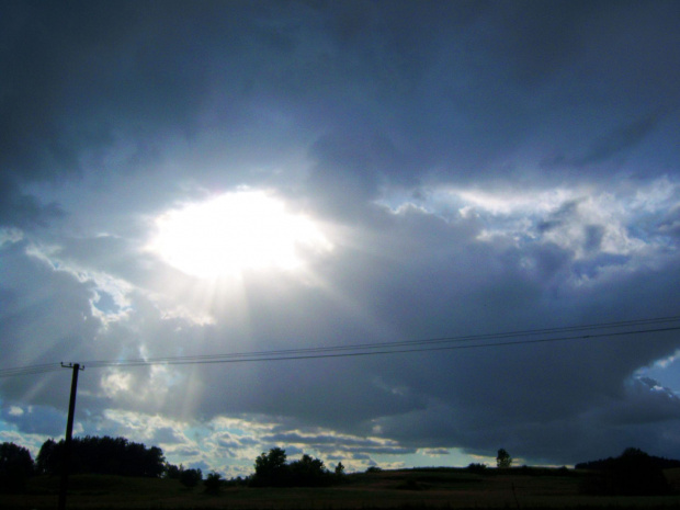 Niebo stwarza niesamowite możliwości fotografowania- tutaj słoenczne oko nad mazurskimi polami. #LetniPejzaż