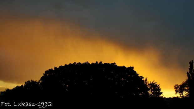 Mżawka podczas zachodu słońca #burza #deszcz #ksiezyc #księżyc #lato #pajęczyna #pejeczyna #slonce #słońce #wiosna