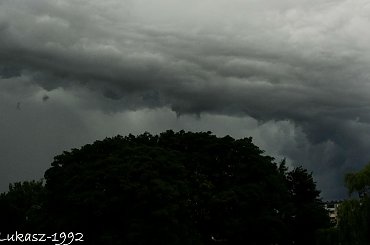 Burza nadciągająca nad Miasto #burza #deszcz #ksiezyc #księżyc #lato #pajęczyna #pejeczyna #slonce #słońce #wiosna