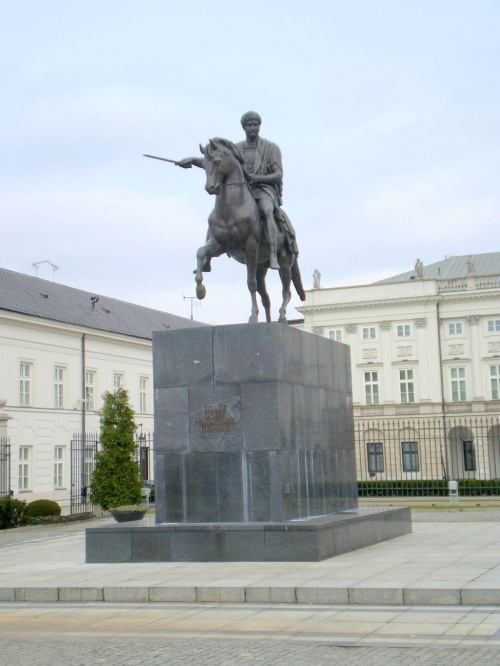 Pomnik księcia Józefa Poniatowskiego na dziedzińcu Pałacu Prezydenckiego .