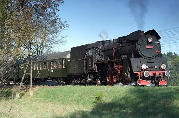 parowóz OL49, trasa Poznań - Wolsztyn, Wiry, 24.04.2009 #kolej #kolejnictwo #lokomotywa #lokomotywy #OL49 #parowozy #parowóz #PKP #pociąg #PojazdySzynowe #Szreniawa