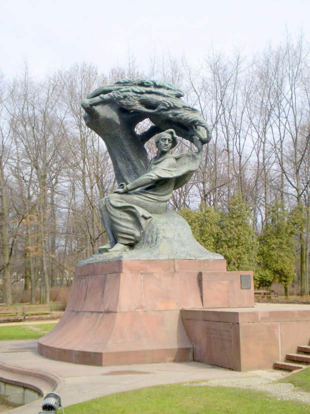 Pomnik Fryderyka Chopina w Łazienkach Królewskich .