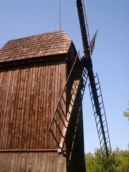 Muzeum Pierwszych Piastów na Lednicy, tzw Mały Skansen, wiatrak koźlak z 1585 r. - Gryżyny koło Kościana.