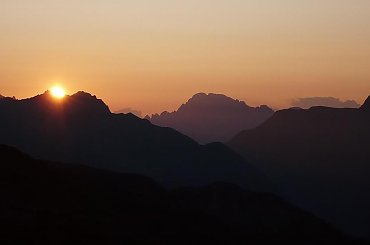 Dolomity, grupa Latemar, grupa Marmolada o wschodzie słońca #góry #mountain #Dolomity #Latemar #Marmolada