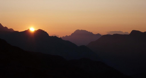 Dolomity, grupa Latemar, grupa Marmolada o wschodzie słońca #góry #mountain #Dolomity #Latemar #Marmolada