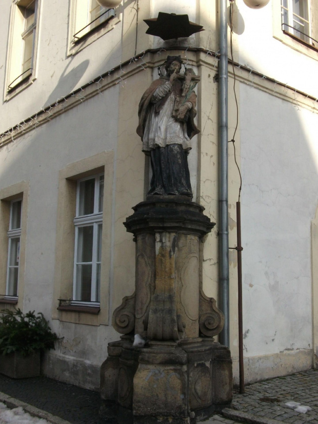 Figura św.Jana Nepomucena przy narożniku ratusza w Lubawce :))