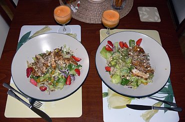 Pierś kurczaka na sałatce winegret w truskawkowym towarzystwie ;-) #jedzenie #gotowanie #kuchnia #sałatka #kolacja