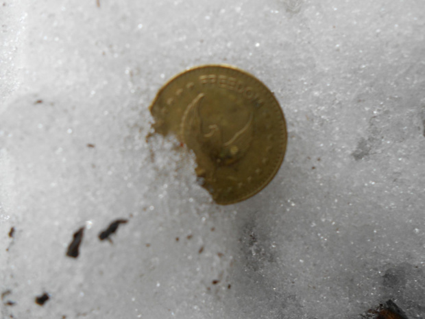 Zima 2012,znaleziona w śniegu moneta, z napisem "freedom" #zima #moneta