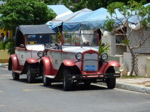 Orginalne taksówki, chyba nigdzie na świecie nie jeździ tyle samochodów z pierwszej dekady ubiegłego wieku co na Kubie.