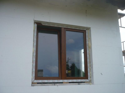 okno w pokoju przy salonie 150x150cm