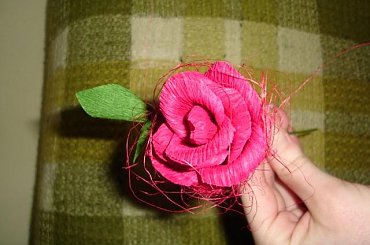 Czerwona różyczka owinięta sizalem #bibułkarstwo #CudaZPapieru #krepina #kwiatki #KwiatyZBibuły #KwiatyZKrepiny #artystyczne #bukiety #dekoracje #dekoratorstwo #kompozycje #kwiaty #NaStół #unikatowe #oryginalne #rękodzieło