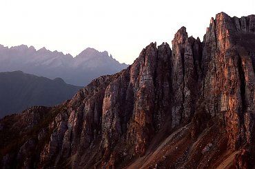 Dolomity, grupa Latemar o wschodzie #góry #mountain #Dolomity #Latemar