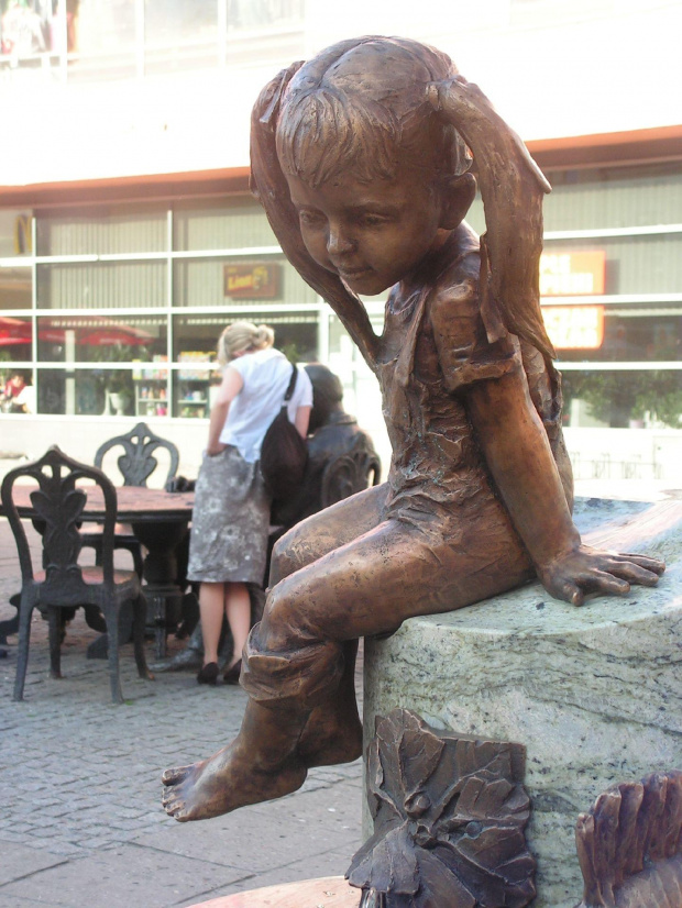 rzeźby fontanne w Łodzi na Piotrkowskiej nr 5