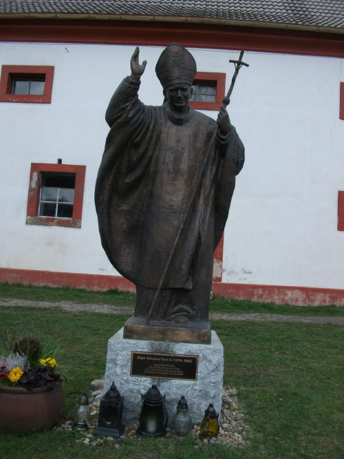 Pomnik Naszego Papieża w klasztorze w Ostritz :))