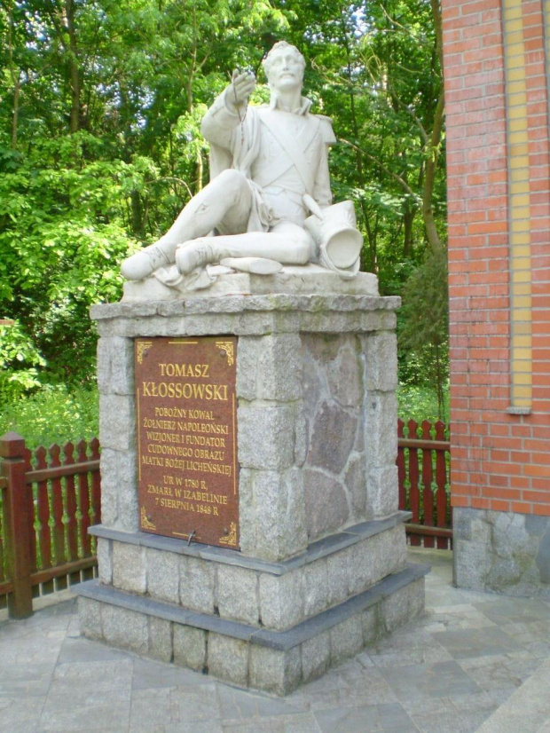 Figura Tomasza Kłossowskiego przed Kaplicą Objawień