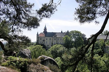 widok na zamek z balkonu widokowego,który jest jednym z wielu ciekawych miejsc w skalnym mieście,które jest obok zamku #Czechy #CzeskiRaj #HrubaSkala #zamek #hruboskalsko