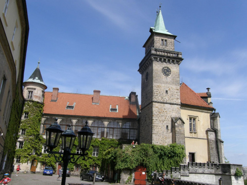 dziedziniec zamku z wieżą #Czechy #CzeskiRaj #HrubaSkala #zamek #hruboskalsko