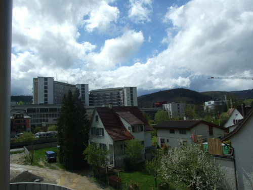Pokój poszpitalny-widok z okna, po lewej widać szpital #hintermann #ZłamanieKościSkokowej