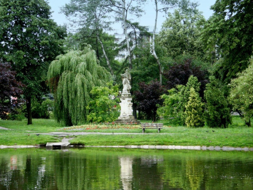 Pomnik Nepomucena w parku