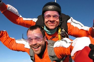 Skok spadochronowy w tandemie - najłatwiejszy sposób na pierwszy w życiu skok (www.tandemy.pl) #SkokiSpadochronowe #spadochroniarstwo #przasnysz #KlubSpadochronowyAtmosfera #spadochroniarze #SkokZeSpadochronem #SkokNaSpadochronie #adrenalina