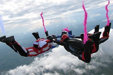 Panieński skok spadochronowy Ali wspólnie z innymi spadochroniarkami z Klubu Spadochronowego Atmosfera #SkokiSpadochronowe #spadochroniarstwo #przasnysz #KlubSpadochronowyAtmosfera #spadochroniarze #SkokZeSpadochronem #SkokNaSpadochronie