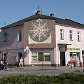 Jędrzejów. Kamieniczka w Rynku z zegarem słonecznym na fasadzie #Jędrzejów #ZegarSłoneczny