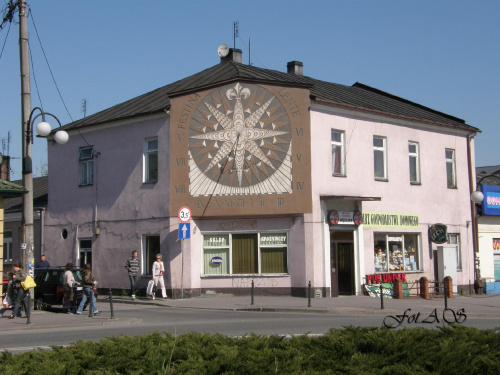 Jędrzejów. Kamieniczka w Rynku z zegarem słonecznym na fasadzie #Jędrzejów #ZegarSłoneczny