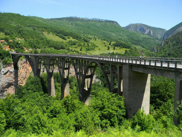 Wybudowany przed II Wojną Światową betonowy Most Đurđevića do dziś zachwyca wielkimi łukami przecinającymi wpoprzek Kanion Tary. W owym czasie, most należał do największych tego typu konstrukcji w Europie. Ma długość 365 metrów, a jego wysokość ponad n...