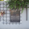 Pamięci więźniów politycznych, w tym żołnierzy Armi Krajowej, pomordowanych na terenie wyścigów konnych na Służewcu. #pomnik #płyta #służewiec