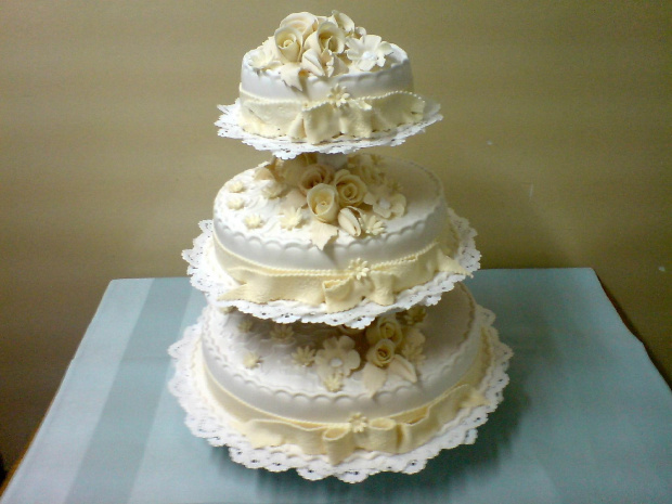 Tort biało -ekrii z kokardami #tort #wesele #kokardy