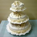 Tort biało -ekrii z kokardami #tort #wesele #kokardy