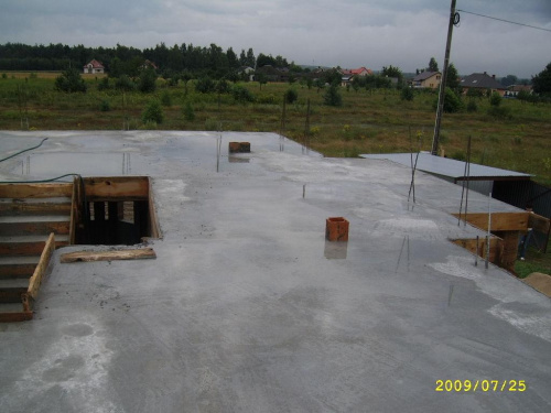 widok na lazienkę i salon od frontu