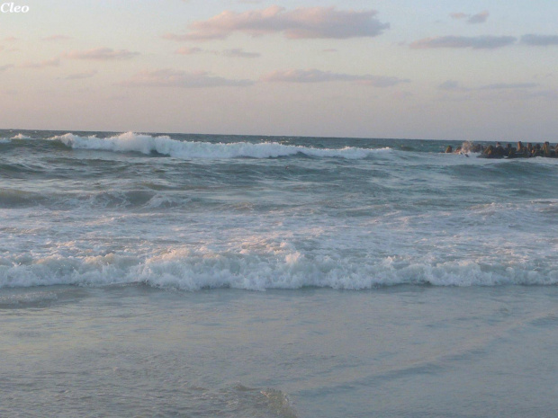Niespokojne morze, fale bija o brzeg - Alex. 18.09.2008