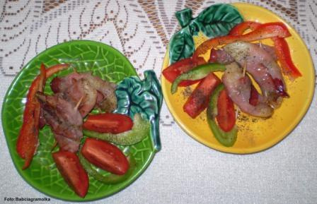 Gruszka w wędzonce.Przepisy na : http://www.kulinaria.foody.pl/ , http://www.kuron.com.pl/ i http://kulinaria.uwrocie.info #gruszka #owoce #wędzonka #przekąski #jedzenie #gotowanie #kulinaria #PrzepisyKulinarne