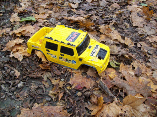 Zamiast "Żółtej łodzi podwodnej"-jest żółty samochodzik w liściach :)