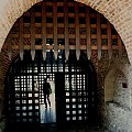 W KRATĘ - tak wygląda wejście przez Basztę Krakowską na teren warownego opactwa cysterskiego w Sulejowie-Podklasztorzu ;) #klasztor #kraty #Sulejów #Podklasztorze #cystersi #BasztaKrakowska