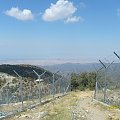 cypr, ściezka, w tle widać góry i uwaga to co podoba mi sie nabardziej to po lewo uchwycon kawalek morza ^^ ;] #morze #góry #cypr #droga #lato #wakacje #wycieczka
