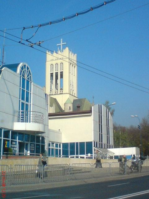 Lublin kościół. (zdjęcie robione w czasie jazdy samochodem)