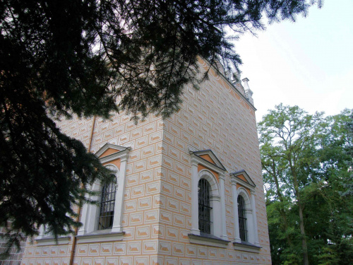 Dziewiętnastowieczna kaplica nawiązująca stylem do kaplicy św. Barbary ustytuowana od strony północnej