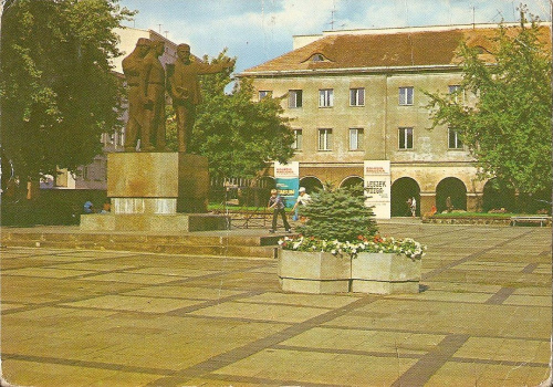 Łódź_Pomnik Juliana Marchlewskiego na Rynku Staromiejskim