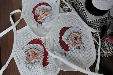 Fartuszki na butelkę - ozdoba świąteczna. #BożeNarodzenie #FartuszkiNaButelkę #haft #Mikołaj #OzdobyŚwiąteczne #rękodzieło