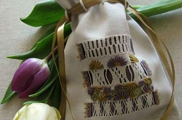 Woreczek zdobiony: trzema rodzajami mereżek ze słupkami przeplatanymi na bazie mereżki antycznej. haftem węzełkowym, łańcuszkowym i zadziergiwanym. Podwinięcie wykonałam ściegiem obrąbkowym. Praca w o #haft #KoronkaIgłowa #mereżka