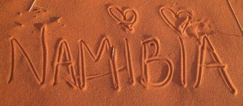Napis Namibia na czerwonym piasku.
Zdjecie pochodzi z portalu
http://www.africangamesafari.com #Namibia #wycieczka #Afryka #wydmy #africangamesafari