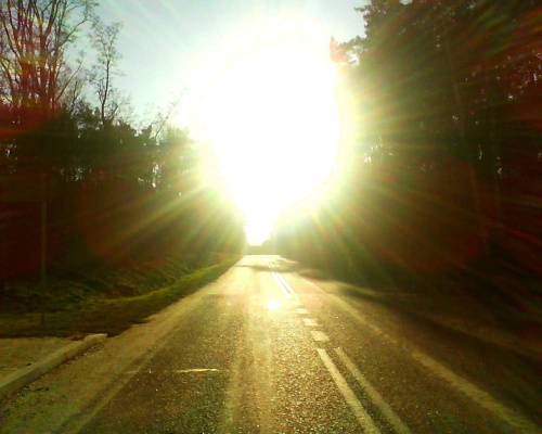 Oby mnie ktoś nie rozjechał... W końcu stanęłam sobie na samym środku drogi ;O #droga #perspektywa #słońce