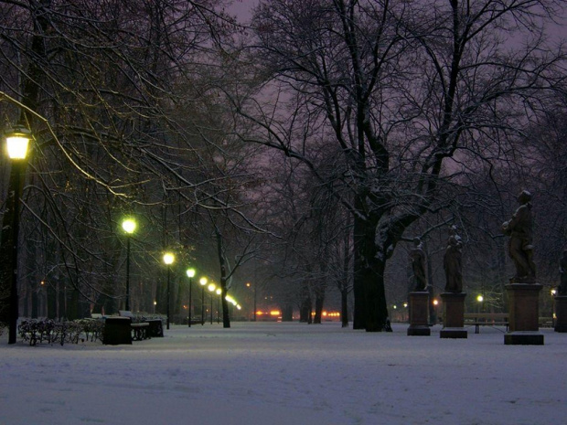 Zima wróciła do Wawy #Warszawa #zima #śnieg #OgródSaski #noc
