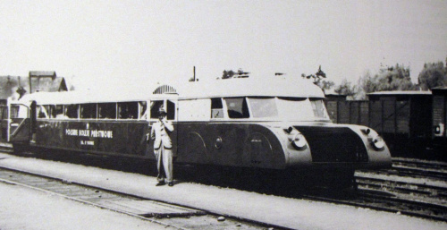 Postój "Lux-torpedy" w Chabówce przez zmianą kierunku - jazda próbna w dniu 1 sierpnia 1933 roku.
[Fot. ze zbiorów Muzeum Kolejnictwa w Warszawie]