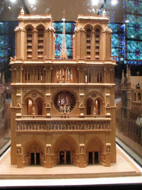 a wewnątrz mała Notre Dame ...